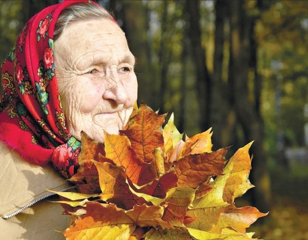 Пожилая женщина осень