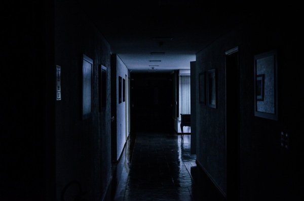 Фильм призрак в темной комнате 2018