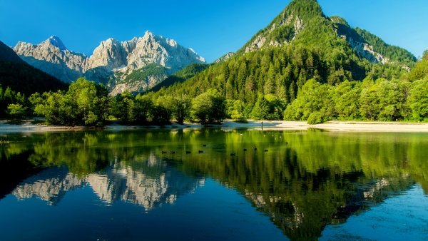 Озеро Брайес. Доломитовые Альпы, Италия.