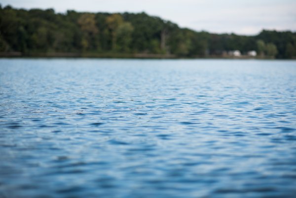 Вода река