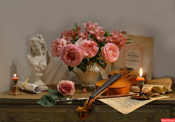 Скрипка , свечи, цветы