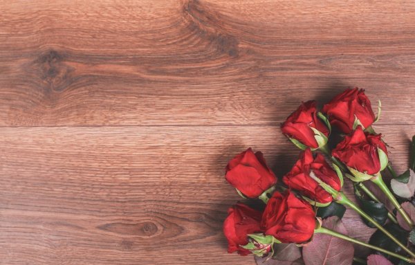 Розы на деревянном столе