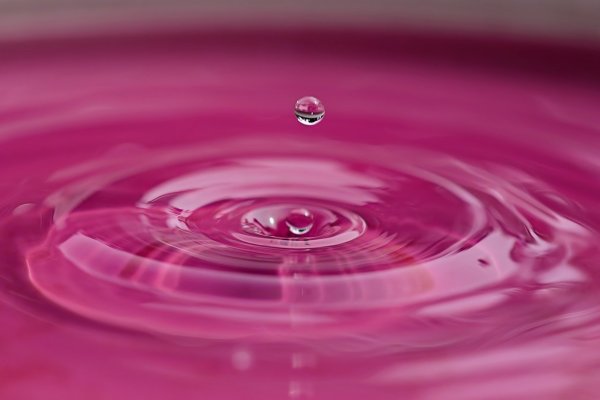 Розовые капли воды