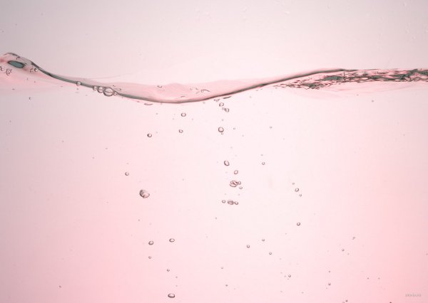Розовый всплеск воды