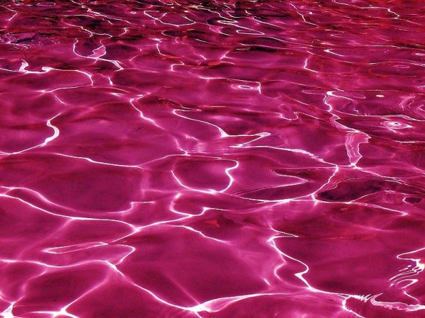 Красивая вода розовая
