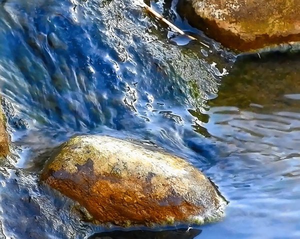 Красивый камень в ручейке
