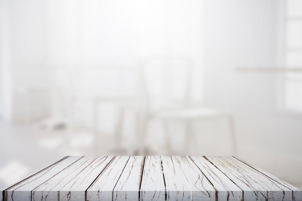 Пустой деревянный стол