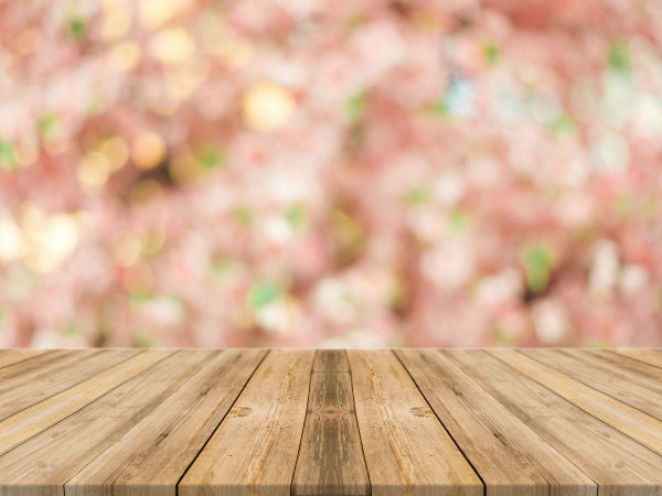 Фон с деревянным столом и цветами