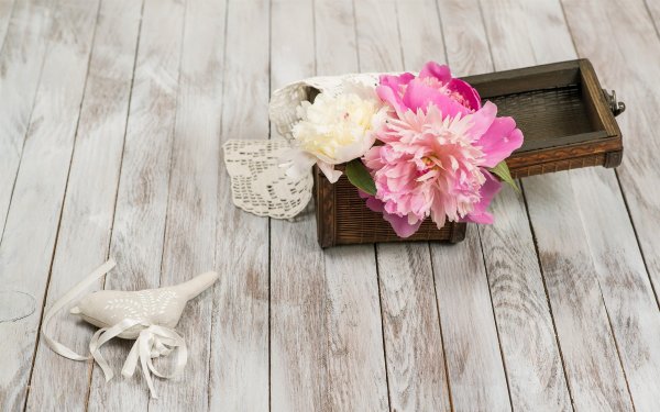 Цветы на деревянном столе