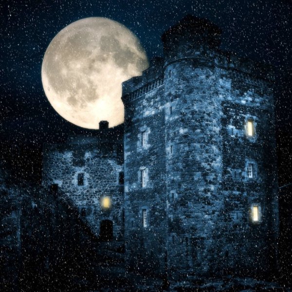 Замок ночью