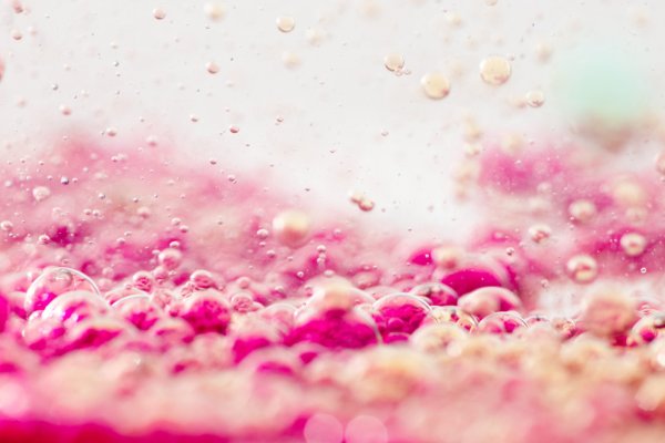 Красивая вода розовая