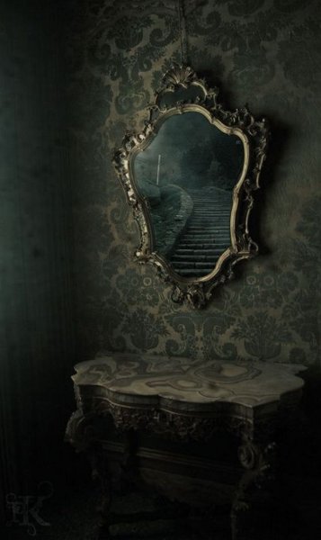 Страниная комната с зеркалом
