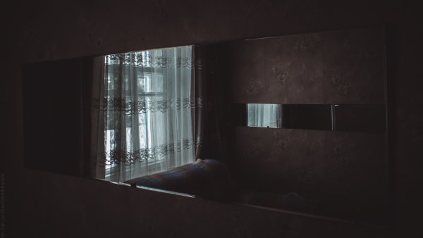 Комната с зеркалом в темноте