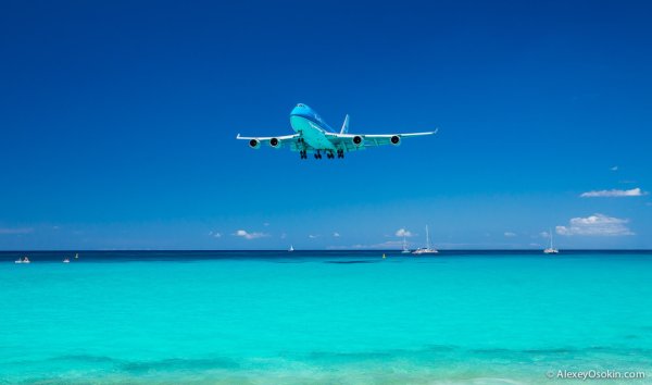 Самолет пляж над морем