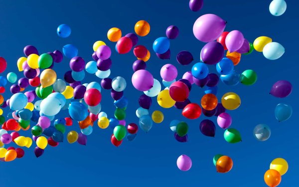 Разноцветные воздушные шарики в небе