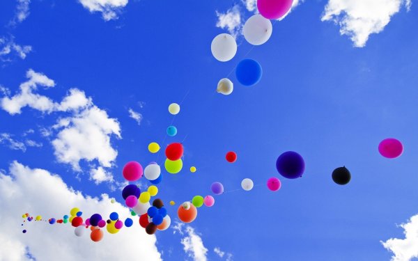 Разноцветные шарики в небе