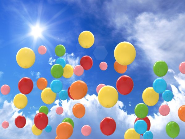 Разноцветные воздушные шары в небе