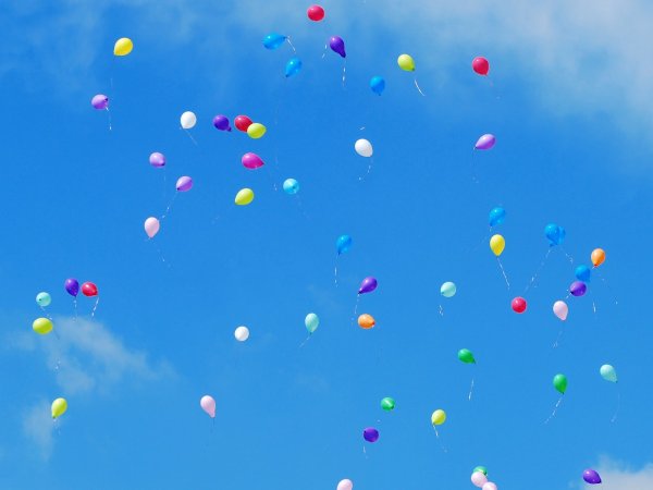 Разноцветные воздушные шарики в небе