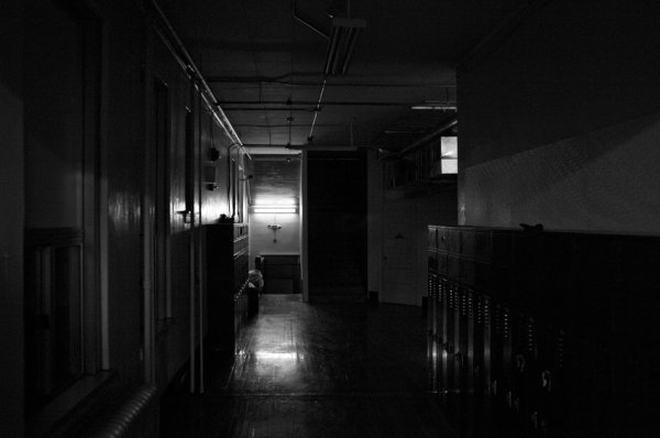 Фон школьный коридор ночью