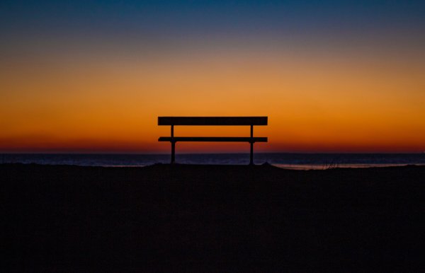 Скамейка на фоне заката