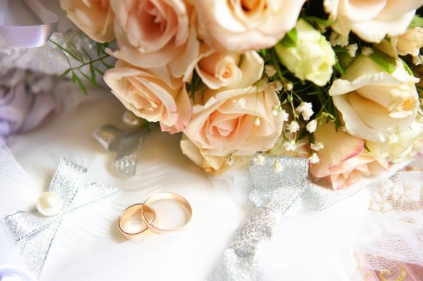 Фон свадебный цветы и кольца