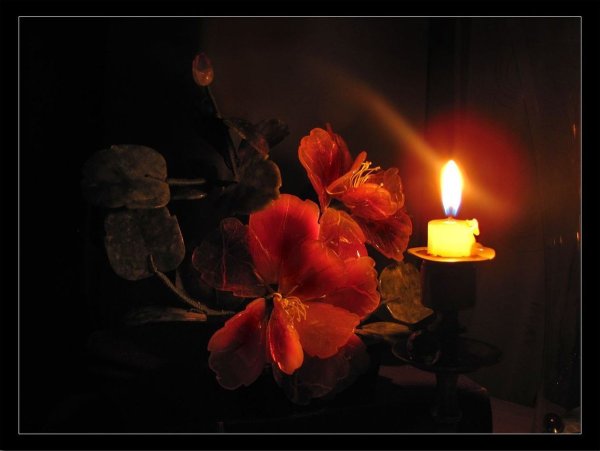 Поминальная свеча и цветы