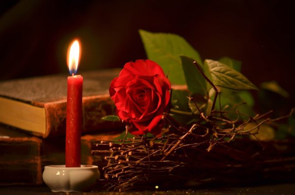 Траурные свечи и цветы