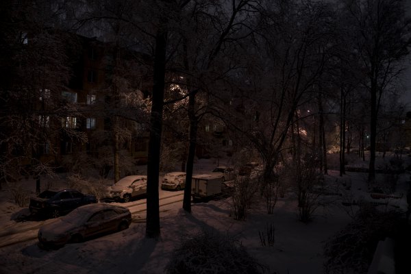 Ночной двор зимой