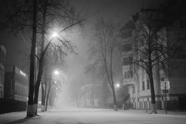 Тёмная заснеженная улица