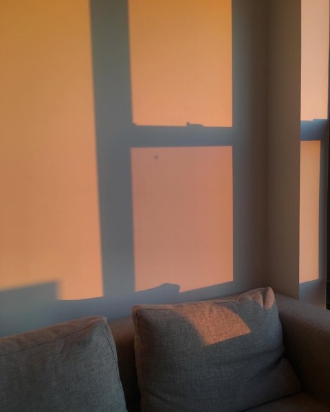 Закат на стене от окна