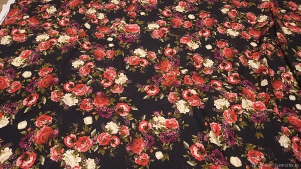 Ткань плательная розы на черном