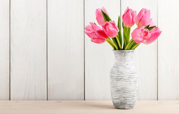 Красивые тюльпаны в вазе