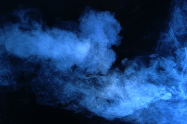 Синий дым на черном фоне
