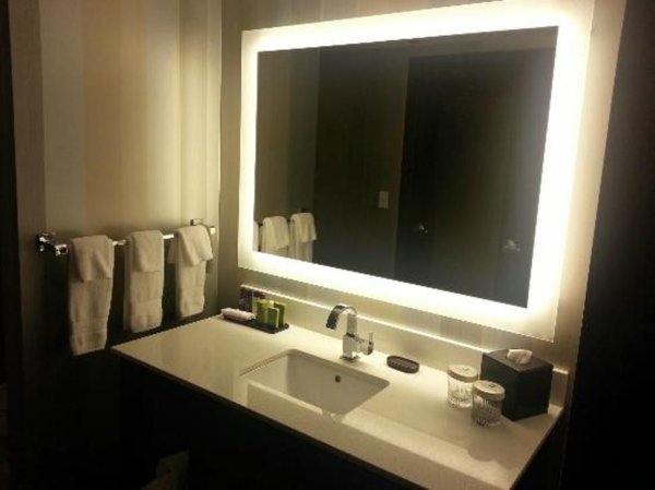 Ванная комната вечером с зеркалом