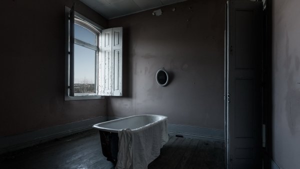 Мрачная ванная комната