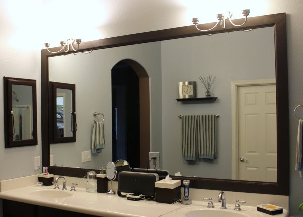 Большое зеркало в ванной комнате