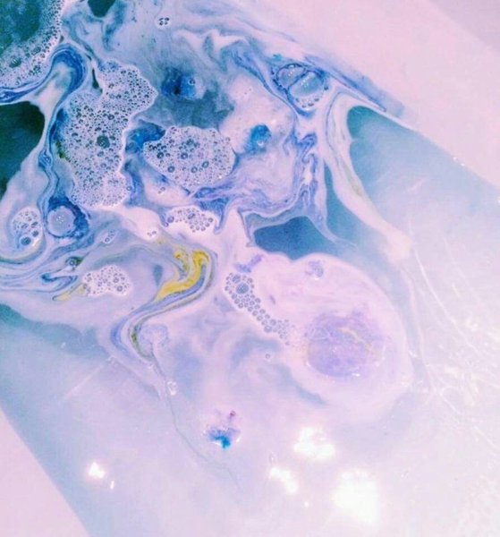 Цветная вода в ванной