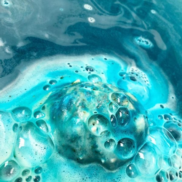 Голубая вода в ванной