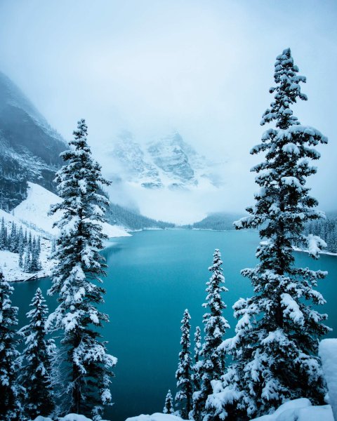 Озеро Морейн в Канаде зимой