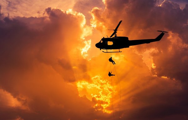 Военный вертолет в небе