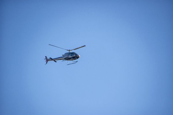 Вертолет на фоне неба