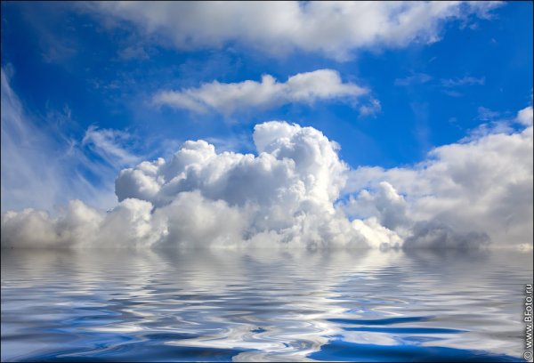 Отражение облаков в море