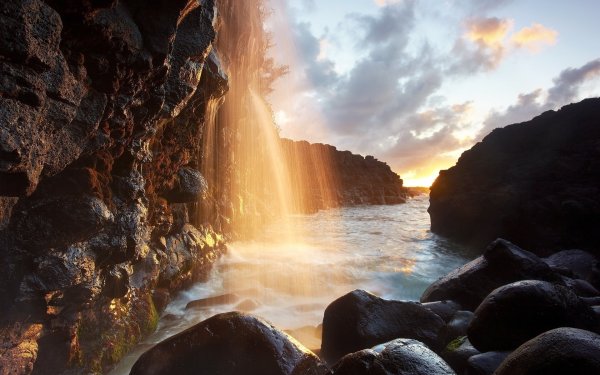 Море скалы водопад