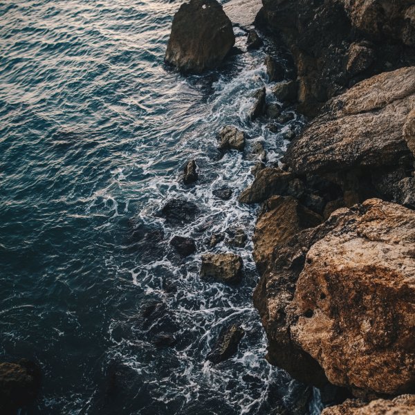 Море со скалами