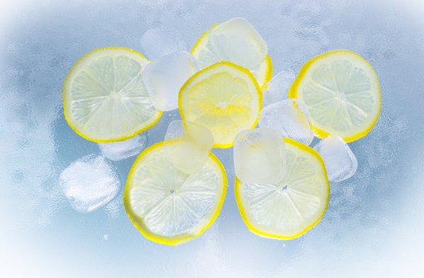 Лимон со льдом