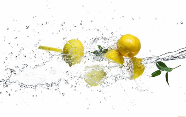 Лимон в брызгах воды