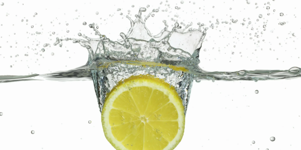 Лимонная вода на белом фоне