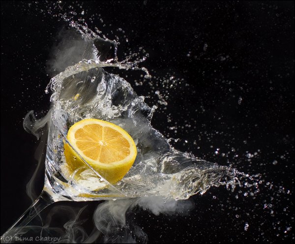 Дольки лимона в воде