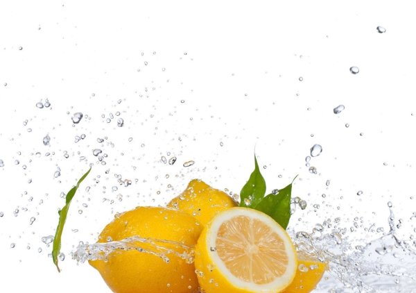 Лимон в брызгах воды