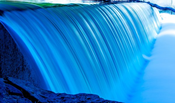Поток воды водопад